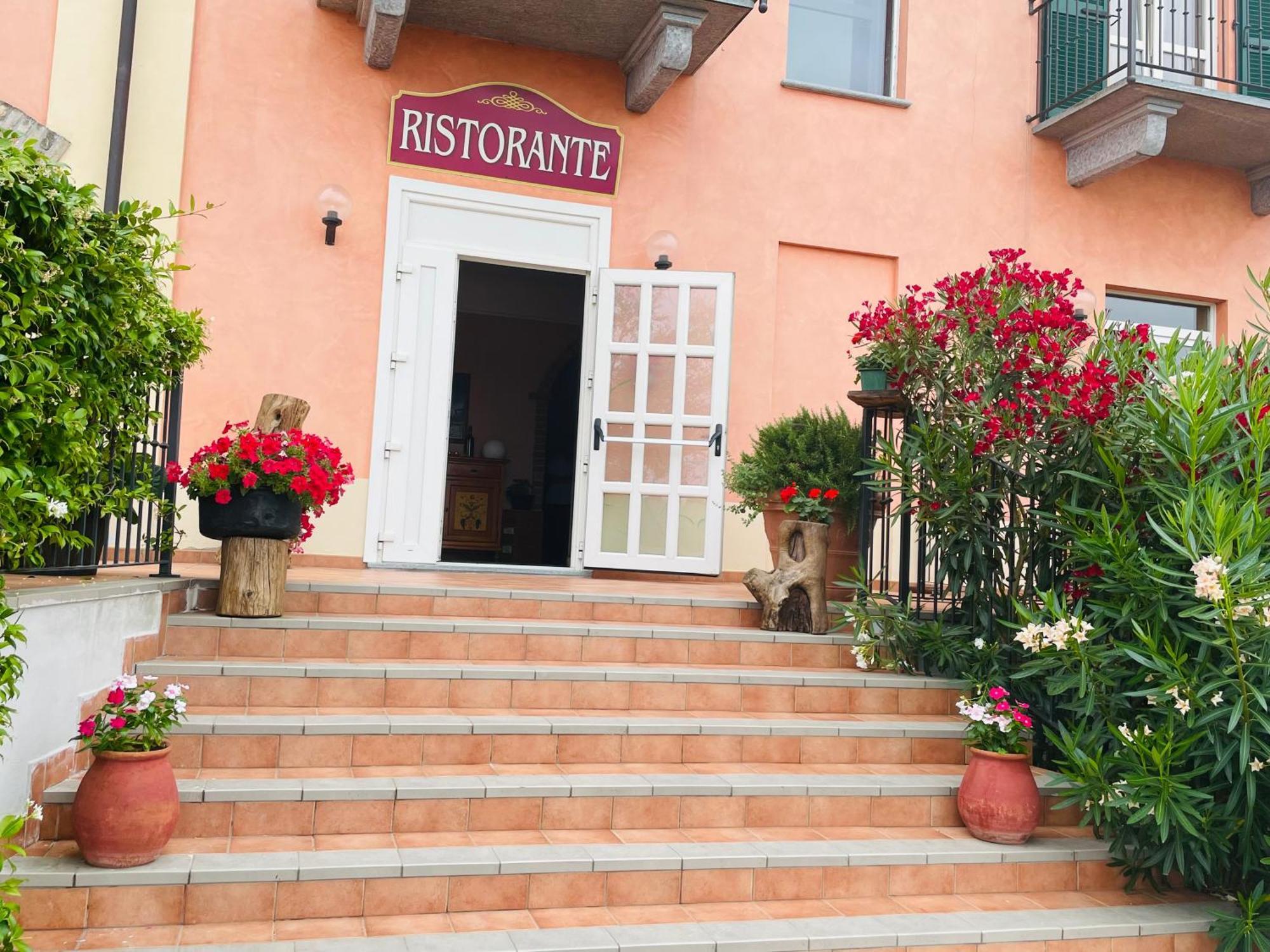 Hotel Ristorante Borgovecchio Montegrosso dʼAsti Eksteriør bilde