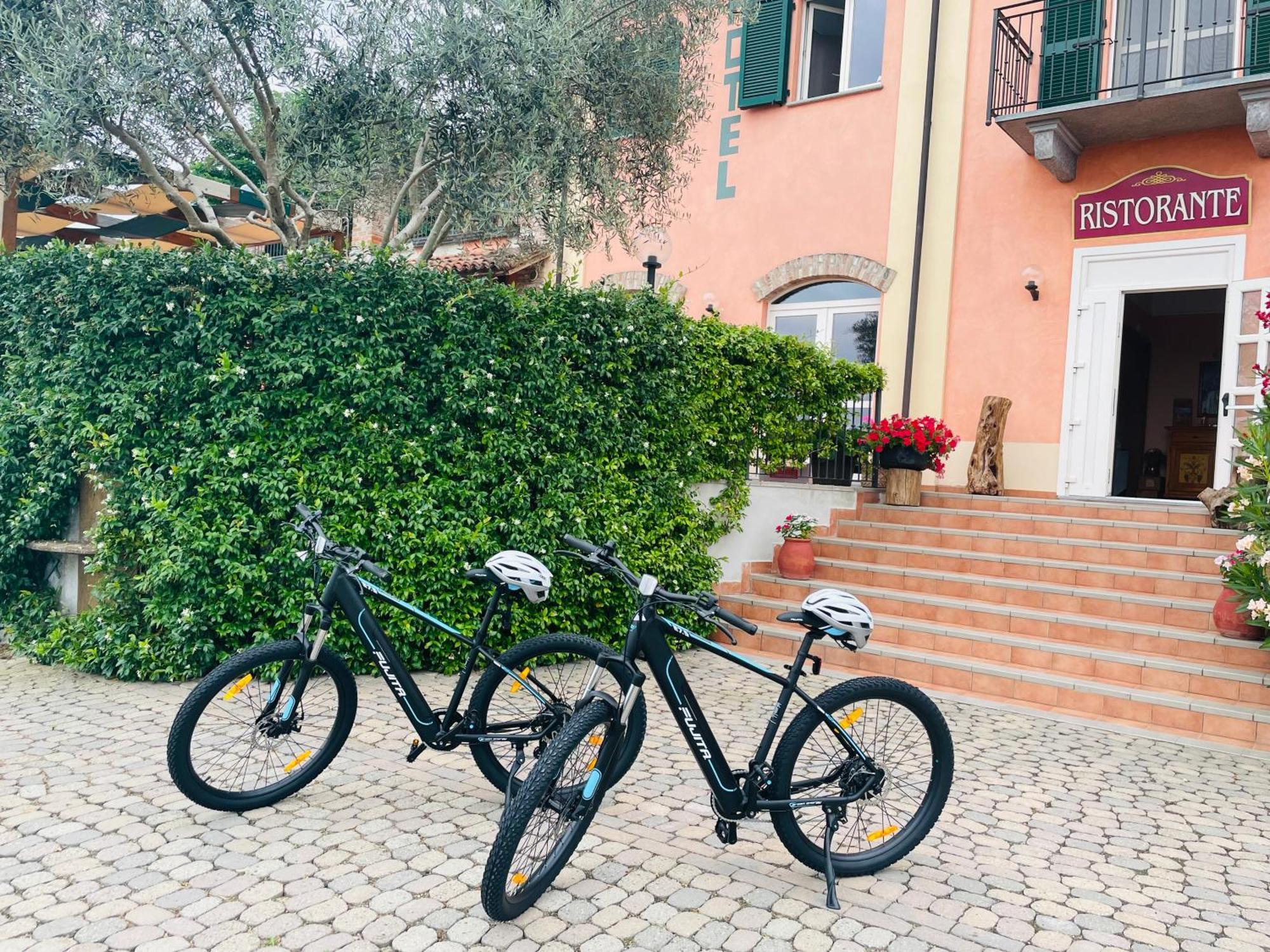 Hotel Ristorante Borgovecchio Montegrosso dʼAsti Eksteriør bilde